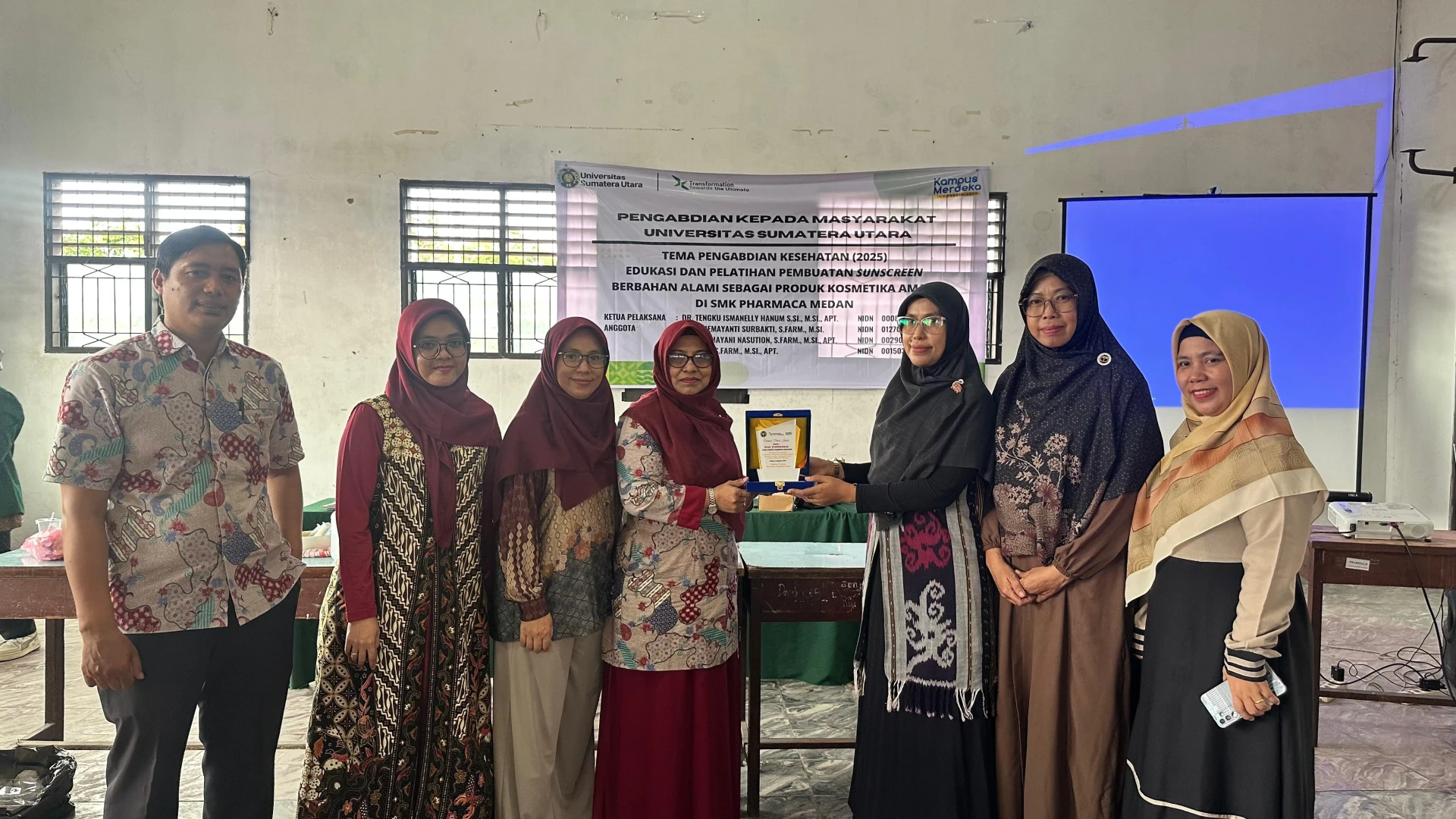 USU Pharmacy Lecturers Conduct Education and Training on Natural Sunscreen Production at Pharmaca Vocational School Medan